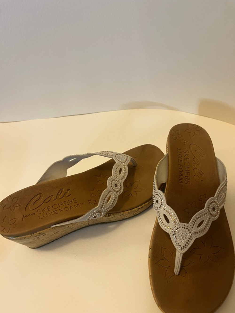 Skechers Women's White Beaded Luxe Foam Thong Sandals - Picture 5 of 6